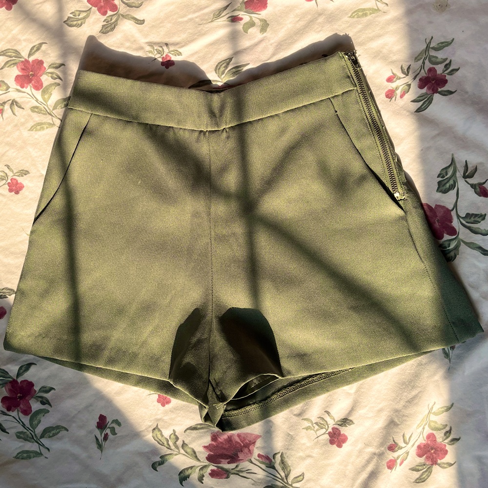Forever 21 vintage contemporary shorts in sage color. Size 21